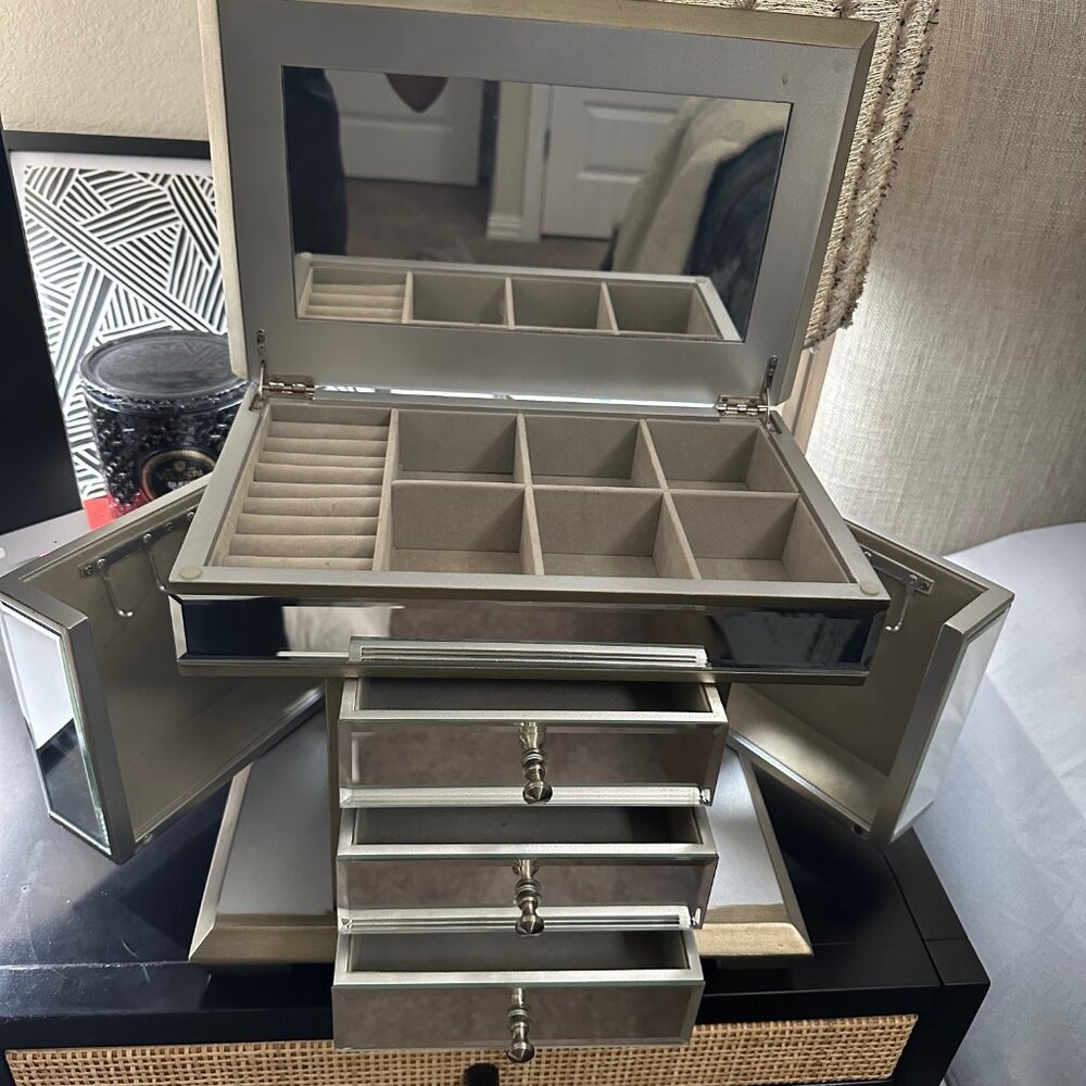 Large Full-Mirrored Jewlery Box with multiple compartments